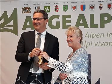 Vorsitzübergabe in der Arge Alp: LH Kompatscher übernimmt das Arge-Alp-Glöcklein von der Bündner Regierungsrätin Barbara Janom Steiner - Foto: LPA/jw