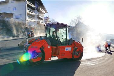 In die ordentliche und außerordentliche Instandhaltung der Straßen in Südtirol investiert das Land 2018 über 60 Millionen Euro - dazu gehören auch die heuer vielerorts notwendigen Asphaltierungen (FOTO: LPA/Roman Clara)