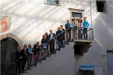 Von Tor zu Tür auf Schloss Maretsch: Vorstellung der Kulturberichte 2018; im Bild einige der Autorinnen und Autoren mit Vertreterinnen und Vertretern der Kulturabteilung. Foto: LPA/Maja Clara