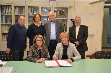 Vertreter der Gewerkschaft der Kinderärzte „FIMP“ bei der heutigen Vertragsunterzeichnung mit Landesrätin Martha Stocker: V.l.: Gerhard Hölzl, Rosalba Leuzzi vorne, Landesrätin Martha Stocker, Manuela Pedevilla, Alfred K&#
