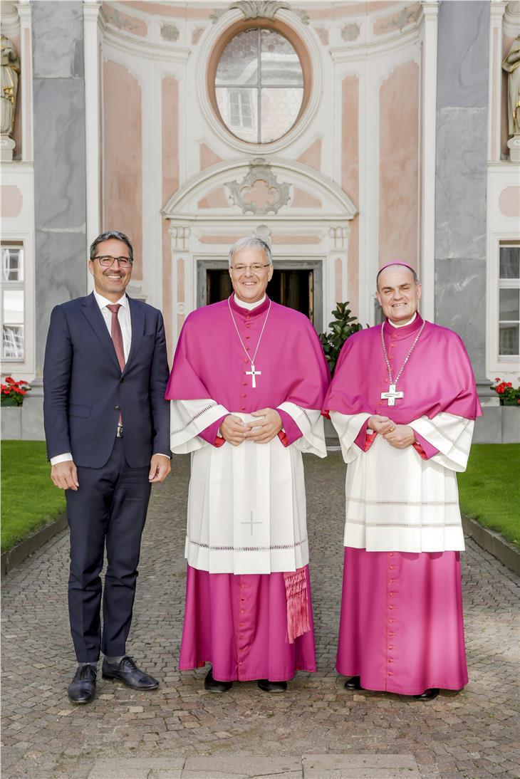 Ein Freudentag für die Diözese-Bozen Brixen und das ganze Land: LH Kompatscher und Bischof Ivo Muser mit Don Michele Tomasi (Mi.), der heute in Brixen zum Bischof geweiht wurde. Foto: LPA/Oskar Verant