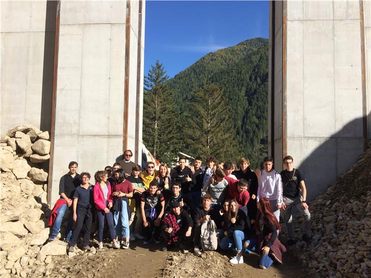 Schulklassen besuchten Bauwerke der Wildbachverbauung, unter anderem den Ablenkdamm am Rieper Bach in Antholz-Mittertal. (Foto: LPA/Scuola Educazione Ambiente SEA)
