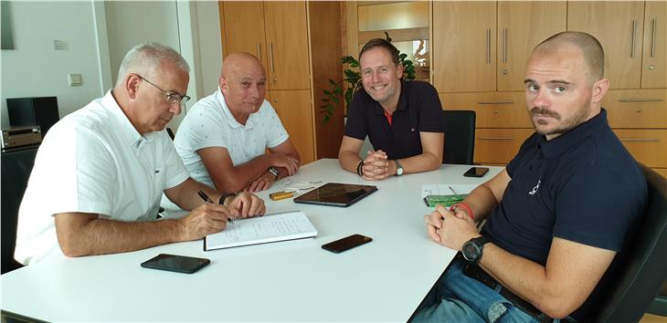 Landesrat Massimo Bessone im Gespräch mit Bürgermeister Franz Kompatscher (Foto: LPA)