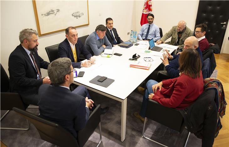 Wohnen und Arbeitssicherheit waren die wichtigsten Themen beim Treffen zwischen den Vertretern der Gewerkschaften und der öffentlichen Verwaltung. (Foto: LPA/Barbara Franzelin)