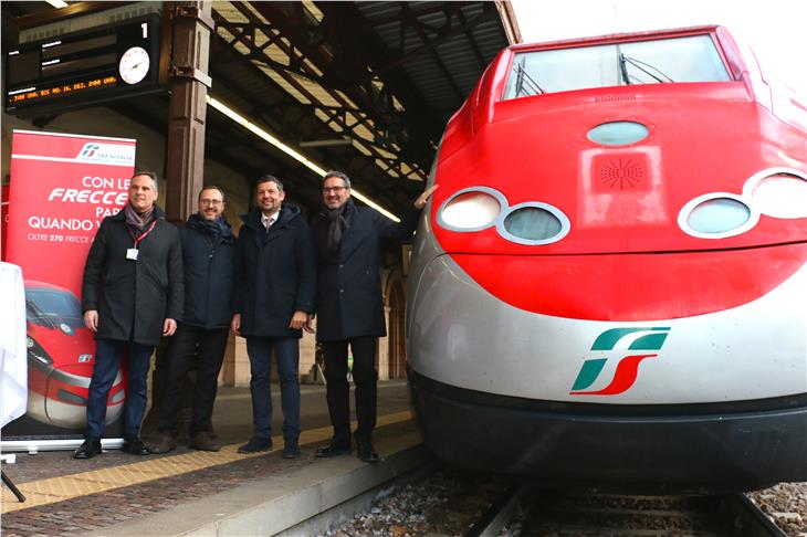 Haben die neue Direktverbindung Bozen-Mailand vorgestellt: Lo Piano, Hopfinger, Alfreider und Kompatscher. (Foto: LPA/Roman Clara)