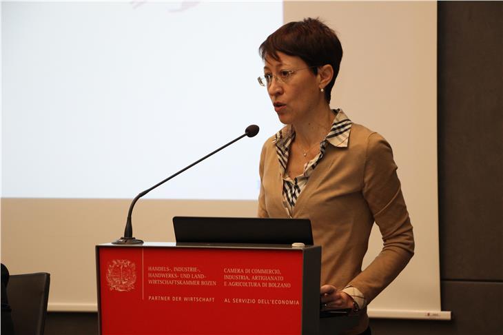 Virna Bussadori sitzt als neue Abteilungsdirektorin für Natur, Landschaft und Raumentwicklung auch der gleichnamigen Landeskommission vor. (Foto: LPA/Silvia Fabbi)