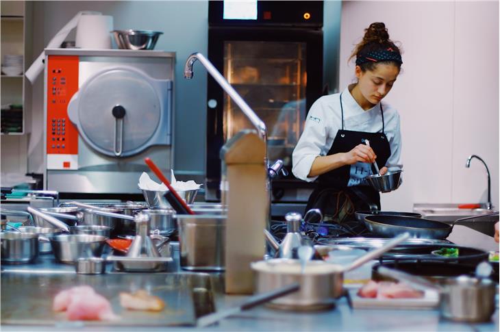 Das Corona-bedingte vorzeitige Ende der Wintersaison hat auch ein vorzeitiges Ende vieler Arbeitsverhältnisse zur Folge, besonders in Gastronomie und Beherbergung. (Foto: Jesús Terrés/Unsplash)