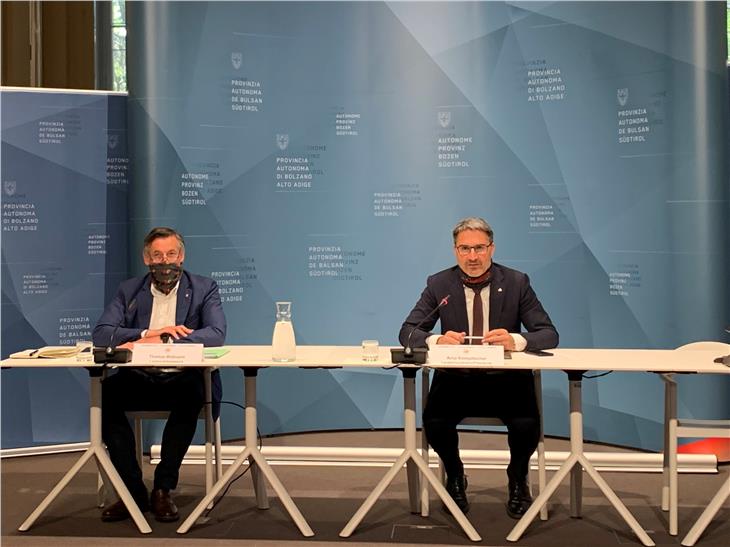 LR Widmann (l.) und LH Kompatscher (r.) warnen: Ein Ziel haben wir erreicht - die Gesundheitsversorgung zu garantieren. Aber eine virenfreie Zeit gibt es auch nach der Öffnung nicht (Foto: LPA/GNews)