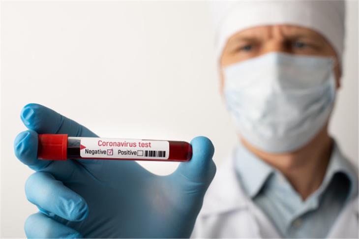Bisher hat der Südtiroler Sanitätsbetrieb insgesamt 35.062 Abstriche von 17.024 Personen untersucht. (Foto: freepik.com)