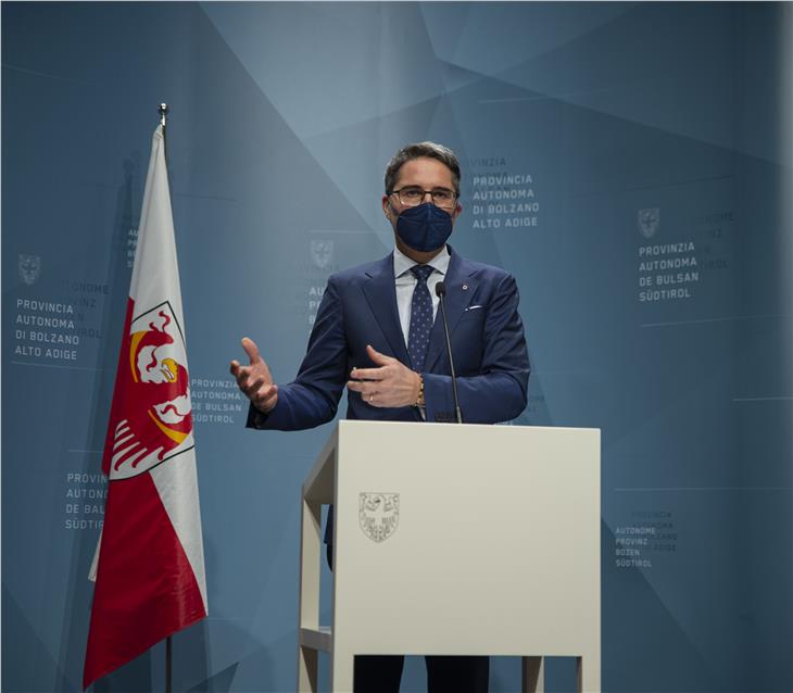 Das 2. Hilfspaket soll jenen helfen, die durch diese Pandemie besondere Schäden erlitten haben. "Dies betrifft Unternehmen, aber auch Privatpersonen und Familien", sagt LH Kompatscher. (Foto: LPA/Fabio Brucculeri)