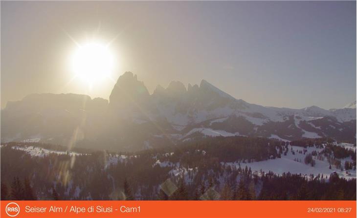 Diffuse Sicht durch Saharastaub: Webcambild von der Seiseralm von vorgestern, 24. Februar (Quelle: Landesamt für Meteorologie und Lawinenwarnung)
