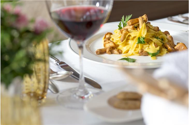 Mit dem Corona-Pass darf man auch in Innenräumen von Restaurants essen. (Foto: IDM Südtirol-Alto Adige/Helmuth Rier)