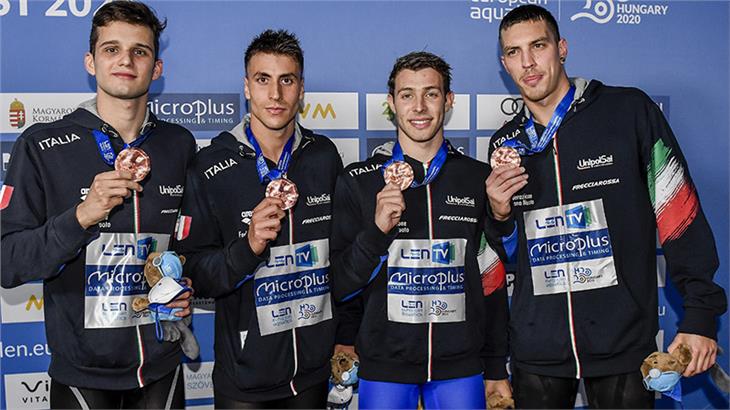 Zweiter Podiumsplatz innerhalb von zwei Tagen für den Bozner Stefano Ballo (1.v.r.) - Südtirols Sportlandesrat Kompatscher gratuliert. (Foto: Andrea Staccioli/Inside DBM)