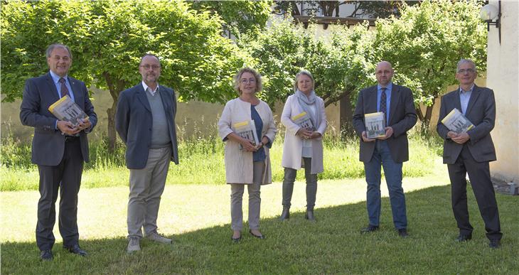 Pepi Fauster, Hubert Mock (Autor), Christine Roilo, Landeskonservatorin Karin Dalla Torre, Gustav Pfeifer (Landesarchiv) und Klaus Bragagna (Verband Südtiroler Musikkapellen) (v.l.). (Foto: LPA/Jasmeen Farina)