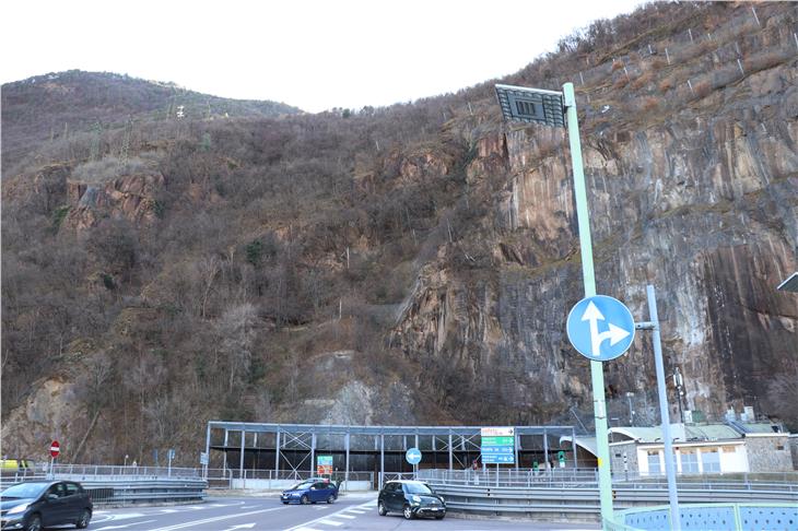 An der Felswand am Virgl in Bozen wird gearbeitet, um den Steinschlagschutz zu verbessern. (Foto: LPA)