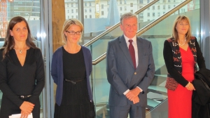 Die Kuratorin Sabine Gamper, die Generalsekretärin der Europaregion Birgit Oberkofler, Österreichs EU-Botschafter Walter Grahammer und die österreichische Bundesrätin Elisabeth Greiderer bei der Ausstellungspräsentation im AdR