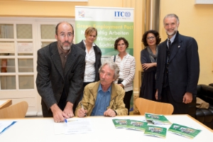 Green Employment Pact unterzeichnet (v.li.) Giulio Angelucci, Judith Notdurfter, Anton Auer, Cinzia Del Rio, Jeannette Shalabi, Enrico Tezza.