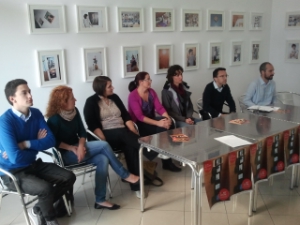 "Temporary playroom and exhibition – Isole di Meraviglia" vorgestellt (v.re): Kurator Isaia, LR Tommasini, Künstlerin Osti, Mitarbeiterinnen und Mitarbeiter der beteiligten Jugendzentren.