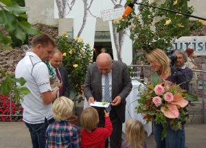 Landeshauptmann und Präsident der Gärten, Luis Durnwalder, und Gartendirektor Daniel Bedin mit der Familie Ripperger-Steil
