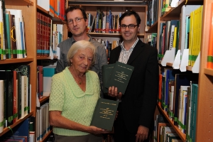 Dank für großen Einsatz (v.li.): Edith Schneider-Fürchau, der Konservator für Botanik Thomas Wilhalm, der Direktor des Naturmuseums Südtirol Vito Zingerle.
