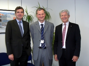 Am Treffen von LR Berger mit Michael Erhart nahm auch Südtirols Europa-Parlamentarier Herbert Dorfmann teil. Foto: Außenamt Brüssel.