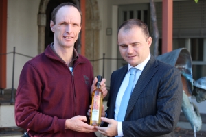 Urban Piccolruaz (Kellermeister des Landesweinguts Laimburg) und Daniel Bedin (Direktor des Landesweinguts Laimburg und der Gärten von Schloss Trauttmansdorff) mit dem ausgezeichneten Saphir