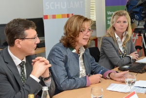 Netzwerk Oberschule - Arbeitswelt vorgestellt (v.li): Ressortdirektor Höllrigl, Landesrätin Kasslatter Mur, Schulinspektorin Brunnbauer.