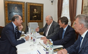 Acht-Augen-Gespräch: Minister Passera mit LH Durnwalder, LR Widmann und LR Bizzo (Foto: Pertl)