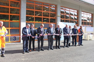 Eröffnung des neuen Sarner Straßenstützpunkts: v.l. LR Mussner, Andrea Sega, BM Locher, LH Durnwalder, RD March, Abt.D. Montagner, Dekan Pater Paul, AD Valter Molon
