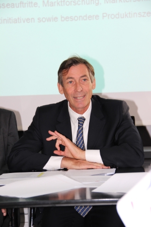 "Gezielte Maßnahmen": LR Widmann bei der heutigen Vorstellung des Wirtschaftspakets (Foto: chr)
