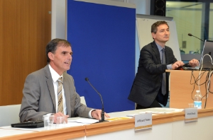 Gesundheitsbericht 2011 vorgestellt: LR Theiner (li.), Fanolla von der Epidemiologischen Beobachtungsstelle.