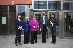 Südtiroler Modell begutachtet (v.li.): Die Schweizer Kosmetikfachlehrerinnen Monika von Allmen (mit Begleitung), Silvia Vifian und Rektor Heinrich Klaus mit der geschäftsführenden Direktorin Edit Meraner vor der Landesberufsschule.