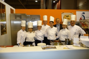 Angehende Köchinnen und Köche auf der Hotelmesse mit Direktor Josef Paler und Fachlehrer und Küchenmeister Heinrich Gasteiger