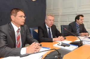 Arbeitsmarktbericht Südtirol 2012 vorgestellt (v.li.): Abteilungsdirektor Sinn, LR Bizzo, Amtsdirektor Luther.