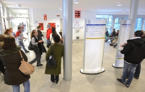 Die Arbeitsvermittlungszentren halten ihre Schalter jetzt länger offen, im Bild jenes im Landhaus 12 in der Kanonikus-Michael-Gamper-Straße 1 am Bozner Boden.