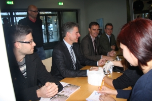 Machten heute bei einer Blutzuckermessung auf die Wichtigkeit von Früherkennung aufmerksam (von links): Stefano Nervo, Konrad Bergmeister, Richard Theiner, Massimo Tagliavini
