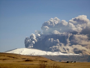 Wieviel Asche spuckt ein Vulkan? Das Bild zeigt den Vulkan Eyjafjallajökull auf Island bei seinem Ausbruch im Jahr 2010.