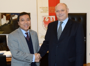 Antrittsbesuch und Anfrage um Zusammenarbeit in der Ausbildung: Botschafter Nguyen Hoang Long bei Landeshauptmann Durnwalder.