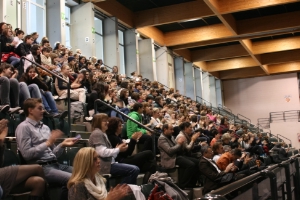 An die 400 Schülerinnen und Schüler sowie zahlreiche Lehrkräfte und Gäste beim ersten "Economy School Day" in der Bozner Stadthalle.