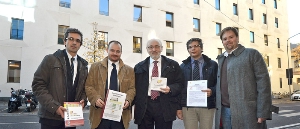 Passivhaus-Plakette für Landhaus 11 (v.li.): Architekt Tribus, ehemaliger Projektsteuerer Daniel Bedin, Landesressortdirektor March, Hochbau-Abteilungsdirektor Andrea Sega, Ingenieur Steiger vom "Passivhaus Institut".