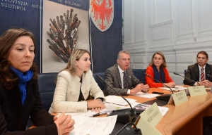 Initiativen gegen Gewalt an Frauen vorgestellt (v.li): Künstlerin Niedermair, Beirats-Vorsitzende Oberhammer, LR Bizzo, Beirats-Vizepräsidentin Toffol, Abteilungsdirektor Sinn.