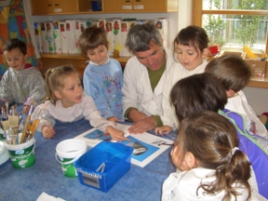 Kreativitätspotential: Im Bild der Künstler Martin Pohl im Kindergarten Kurtinig bei der ersten Ausgabe der Aktion "Kreativitätsförderung in Schule und Kindergarten".