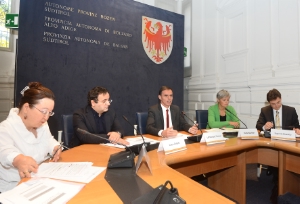 Positive Bilanz über fünf Jahre Pflegesicherung gezogen (v.li.): Amtsdirektorin Waldner, Luca Critelli, Direktor der Landesabteilung Familie und Sozialwesen, LR Theiner, Koordinatorin Wachtler, ASWE-Direktor Bizzotto.
