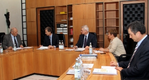 Neugestaltung des Bozner Bahnhofs vorgestellt: (v.l.) LH Durnwalder, ABZ-Präsident Gerhard Brandstätter, Projektverantwortlicher Ezio Facchin, Stadträtin Pasquali und Wolfgang Bauer (ABZ) (Foto: ohn)