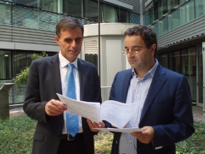 Landesrat Theiner mit Abteilungsdirektor Critelli. Foto: Familienressort.