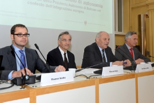 Ein rechtswissenschaftlicher Austausch über 40 Jahre Autonomiestatut im europäischen Kontext findet heute im Innenhof des Palais Widmann statt