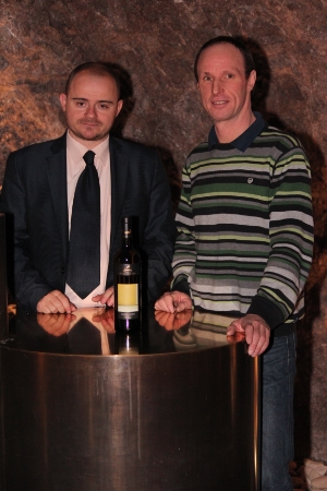 Der Direktor der Gutsverwaltung Laimburg Daniel Bedin präsentiert zusammen mit Kellermeister Urban Piccolruaz den prämierten Gewürztraminer Elyònd Jahrgang 2010 im Felsenkeller.