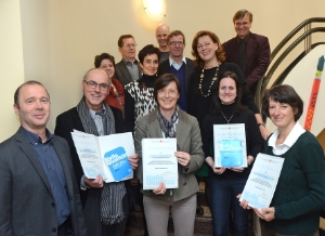 Auszeichnung für Schulbibliotheken mit geprüftem Qualitätsstandard: LRin Kasslatter Mur (2.v.re.oben), Landesamtsdirektor Klotz (vorne li.), sein Stellvertreter Fritz (hinten li.).