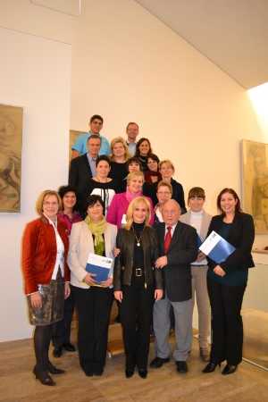 Die soeben diplomierten Pädagogen und Pädagoginnen der Begabtenförderung bei der Abschlussfeier im Rudolf-Stolz-Museum in Sexten mit Koordinatorin Doblander (3.v.li.) und Professor Mönks (4.v.li.)