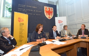 Hatten den Ideenwettbewerb vorgestellt: (v.l.) Handelskammer-Präsident Michl Ebner, LRin Kasslatter Mur, LR Tommasini, der Präsident der Stiftung Sparkasse, Gerhard Brandstätter, und Confcooperative-Präsident Andrea Grata